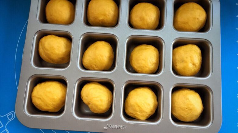 麻糍豆沙南瓜餐包 ,烤箱预热上下火40度
面团全部做好后,放入模具,放入预热好的烤箱,发酵至1.5倍~2倍大。