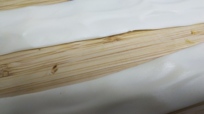 酸辣揪面片,拉成长条放在一旁,用保鲜膜盖上