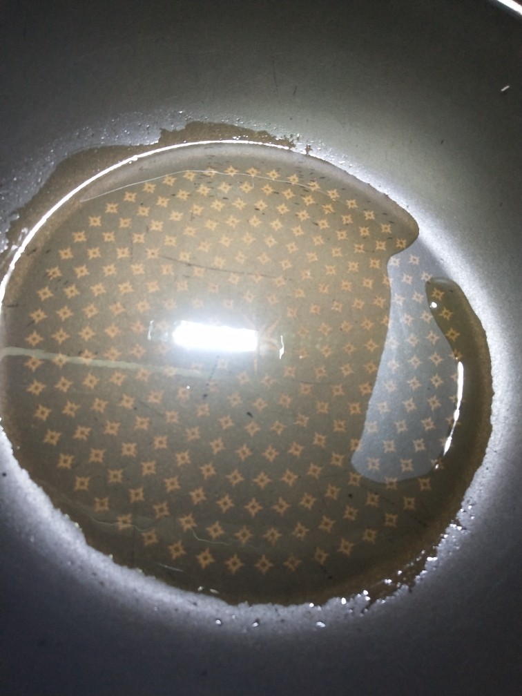 酸辣揪面片,热锅后放入少量的油,加热