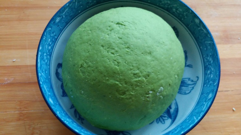 翡翠白菜饺子,将菠菜汁倒入300克面分中和成绿色面团,盖保鲜膜醒15~20分钟。