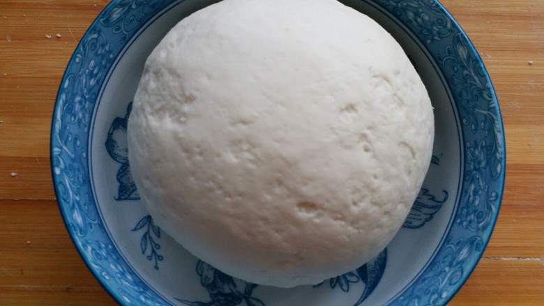翡翠白菜饺子,另外300克面粉,倒入150克清水和成白面团,盖保鲜膜醒15~20分钟。