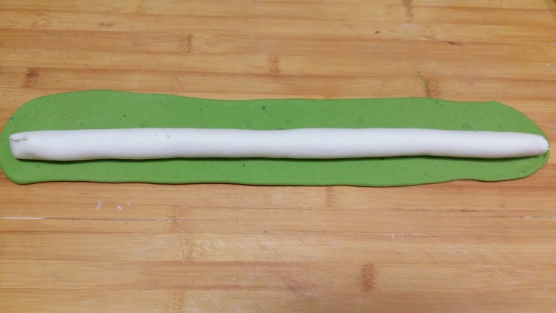 翡翠白菜饺子,绿色面团擀成长片后将白色条放在上面,包上白面团,封口捏紧
