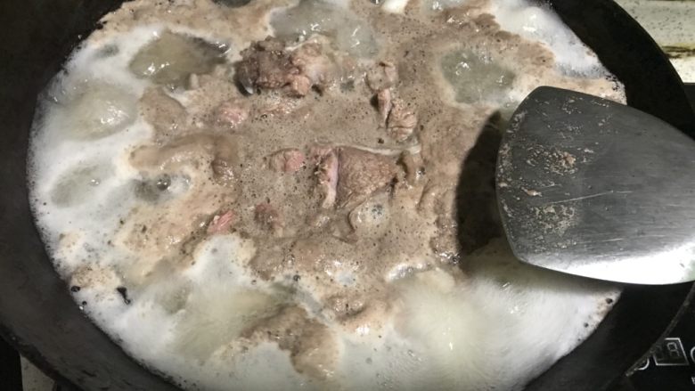 冬季滋补萝卜炖羊排,煮开后抹去浮沫,中分煮五分钟后捞起沥干水分备用