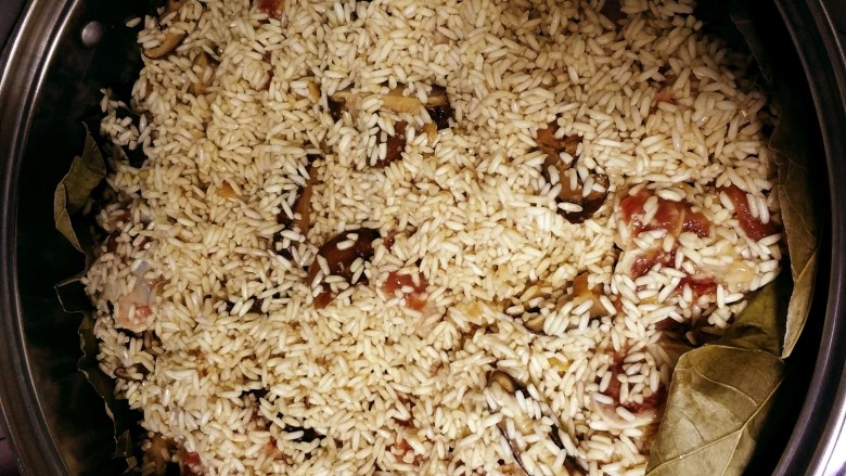 豆瓣排骨糯米饭,把搅拌好的糯米平铺在蒸锅上,中途记得检查糯米是否会被蒸干,可以倒入蘑菇水或者荷叶水,保持湿润。
蒸大概45分钟就熟了。
如果试吃感觉味道淡了,可以往蘑菇水或者荷叶水中倒酱油,然后撒在糯米上,再蒸一会。