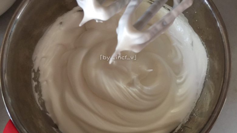 百香果戚风蛋糕(八寸),继续打发至打蛋器提起有直立小尖角即可