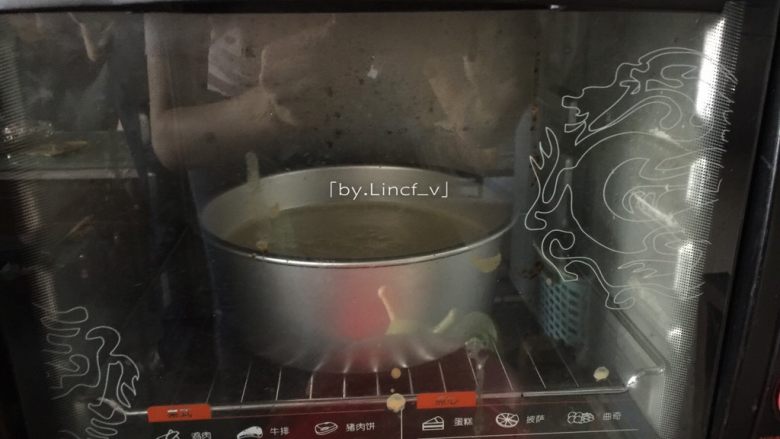 百香果戚风蛋糕(八寸),送入烤箱下层,上下火,165度约55分钟烘烤(具体时间与温度可根据各自烤箱调整)