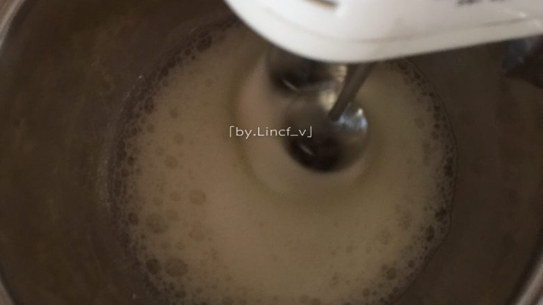 百香果戚风蛋糕(八寸),接着打发蛋白。用电动打蛋器将蛋白打至鱼眼粗泡,加入1/3细砂糖继续打发