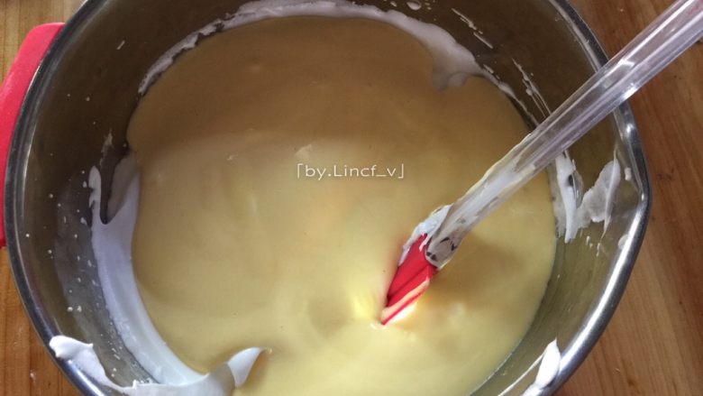 百香果戚风蛋糕(八寸),再将拌好的蛋黄液倒入蛋白糊中,同样以翻拌的手法拌均匀