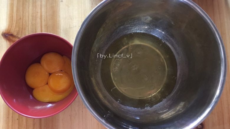 百香果戚风蛋糕(八寸),先将鸡蛋的蛋黄与蛋清分离,蛋清放在无水无油的打蛋盘中,待用