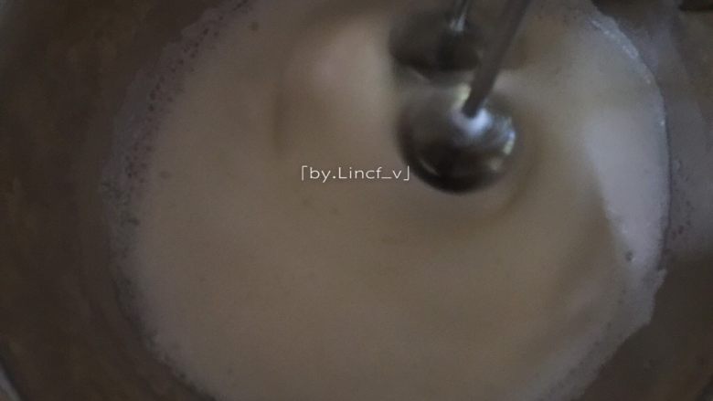 百香果戚风蛋糕(八寸),打至较小泡泡再加入剩下的细砂糖的一半继续打发