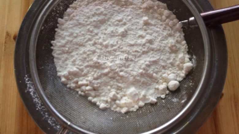 百香果戚风蛋糕(八寸),过筛加入低筋面粉搅拌均匀