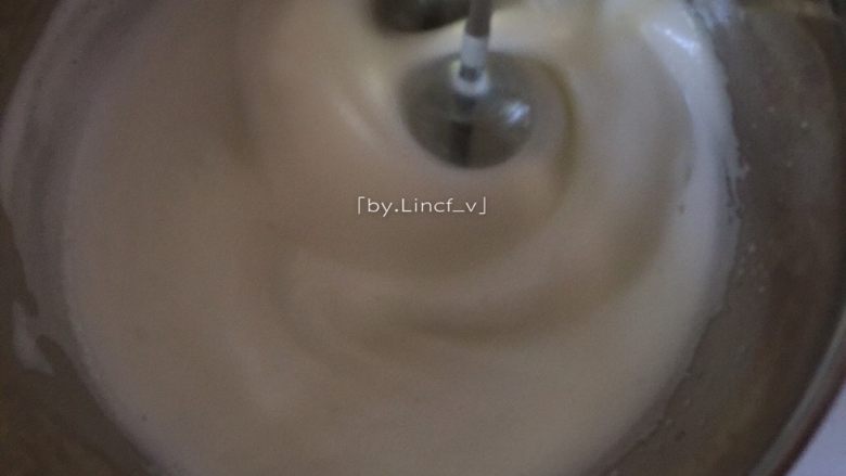百香果戚风蛋糕(八寸),待打发至像绵细泡泡时加入剩下的细砂糖
