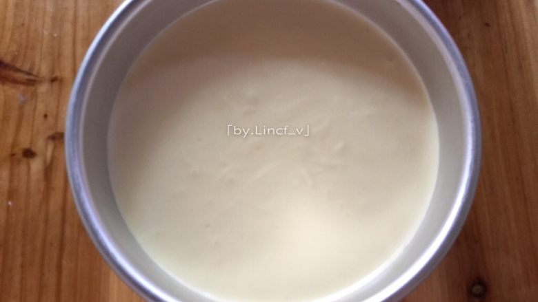 百香果戚风蛋糕(八寸),拌好的面糊倒入8寸蛋糕模中,然后轻震出气泡