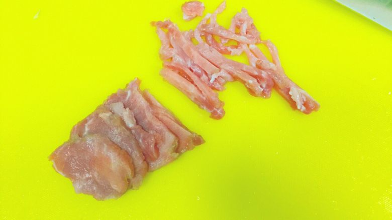 快手实用家常菜@@肉丝炒蒜苗
「那些跟蒜苗争分夺秒的日子」,然后我们切肉丝。冻肉,解冻2-3分以后,是最好改刀的,如果化软了,一切就跑了,就不好切丝了。我是直接把肉从冷冻室里拿出来,放到微波炉里,开中低解冻2分钟,就差不多这样了!先切片,后切丝,要切得均匀,好看,还要顺着肉的肌理纹路切,就是不要把肉的纤维切断,否则一炒就断了。