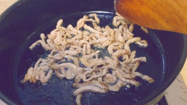 快手实用家常菜@@肉丝炒蒜苗
「那些跟蒜苗争分夺秒的日子」,然后锅开火,锅热之后,下比较多的油,趁着热锅冷油下肉丝,溜一下,油可以尽量多一些,这样可以防止粘锅。肉丝变色以后,马上盛出来备用,把油留在锅里。