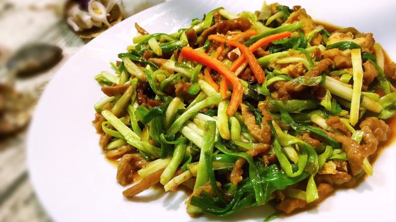 快手实用家常菜@@肉丝炒蒜苗
「那些跟蒜苗争分夺秒的日子」,这道菜的营养价值还是非常高的,蒜苗含维生素,肉丝和鸡蛋富含蛋白质,而且热量不高,节省时间,颜色好看,是适合上班族快节奏人群的一道好吃的家常菜。准备时间加炒菜时间,十几分钟就ok了!不过的确不容易做的好,需要快手果断,呵呵。