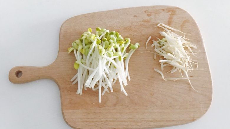 宝宝辅食:蔬菜高汤,黄豆芽洗净后去除根部