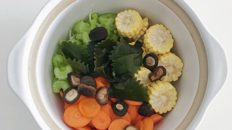 宝宝辅食:蔬菜高汤,放入泡好的香菇