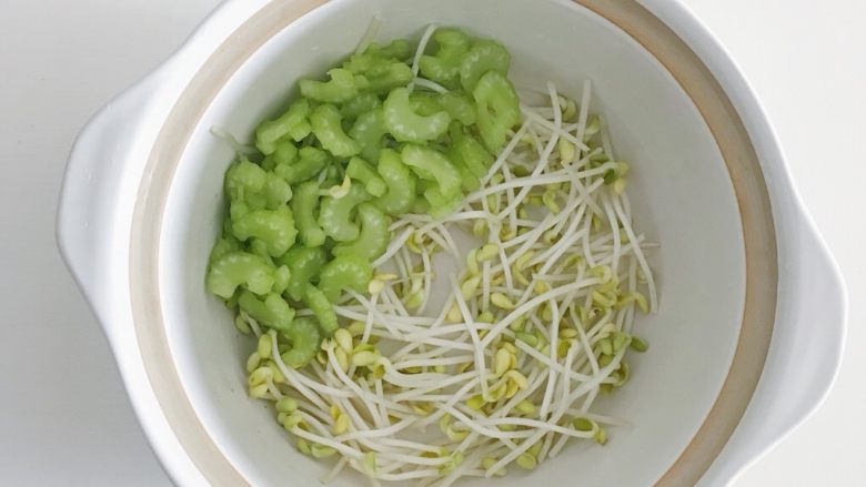 宝宝辅食：蔬菜高汤,码上西芹