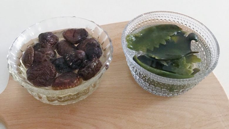 宝宝辅食:蔬菜高汤,食材处理:干香菇和枫叶海带泡发洗干净