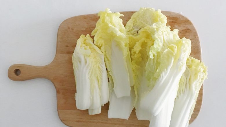 宝宝辅食:蔬菜高汤,娃娃菜去头掰开洗净