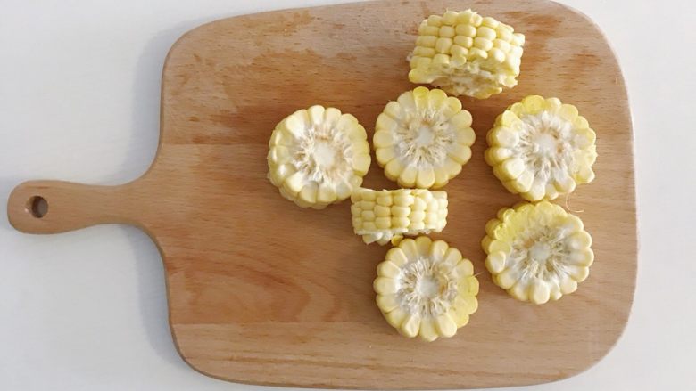 宝宝辅食:蔬菜高汤,玉米切块