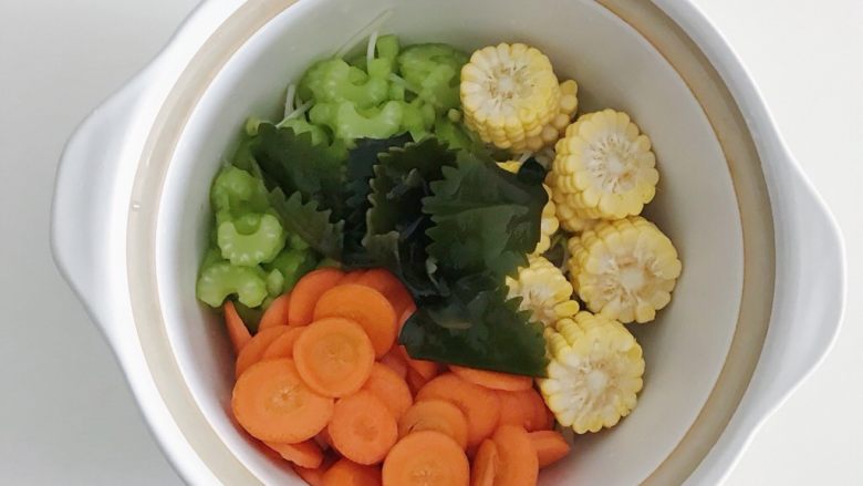 宝宝辅食:蔬菜高汤,放入枫叶海带