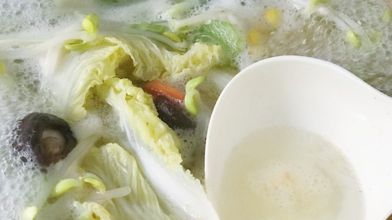 宝宝辅食:蔬菜高汤,期间需要捞出浮沫 偶尔翻几下防止粘锅