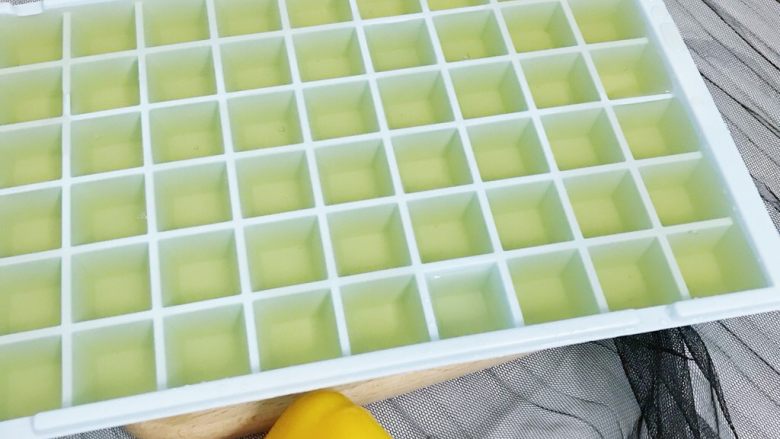 宝宝辅食:蔬菜高汤,倒入冰格冷冻 冷冻期可长达三个月 要煮面条煮汤的时候取几格 超级方便的