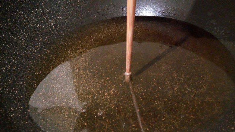 炝薯条,锅里倒油,油要多一点,油温用筷子试一下,筷子放到油锅,筷子周围冒泡就正好