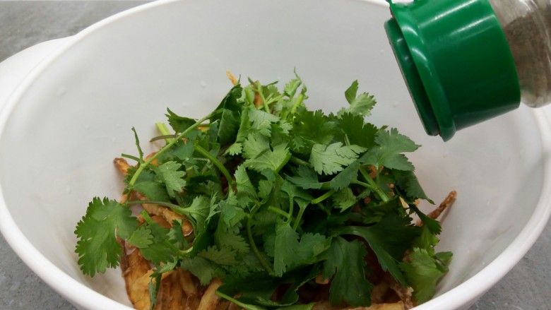 炝薯条,加入切好的香菜段(喜欢吃香菜的可以多放一点)加一勺<a style='color:red;display:inline-block;' href='/shicai/ 704'>椒盐</a>