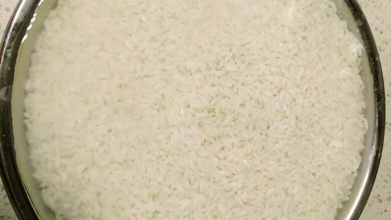 自酿米酒,满满的一大盆,每一颗糯米都吸足了水分。