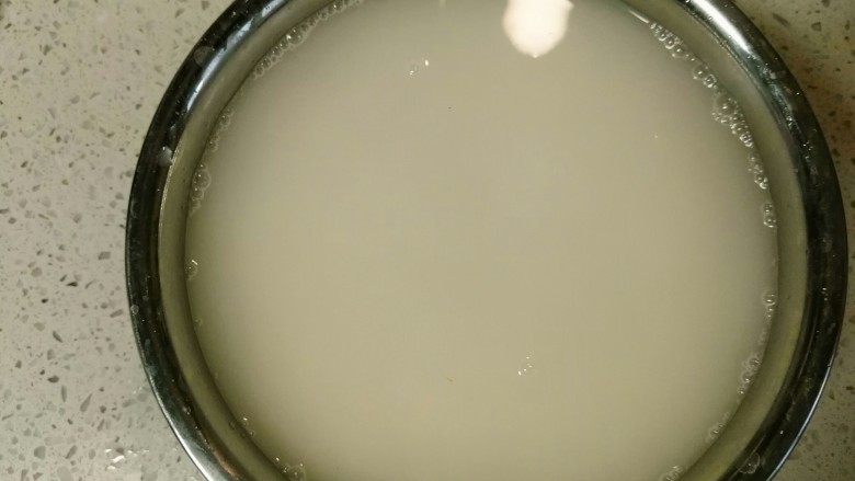 自酿米酒,这一步我们通称为泡米,冷水浸泡,12小时以上,水要多加点,因为米会吸水,要保证吸水后的水量依然能够没过糯米,泡米的时间可根据室温略调整。