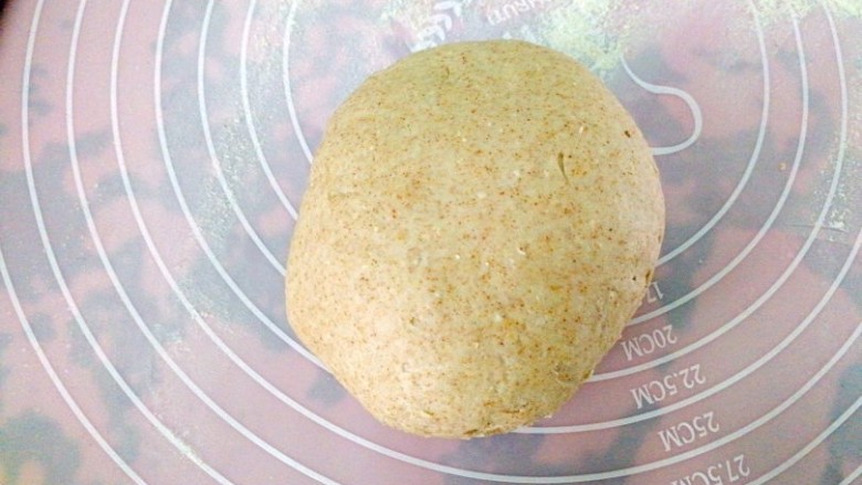 吃掉一朵花+黑麦粉--枣花馒头,撒点面粉在案板上,揉,排气。