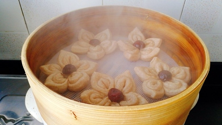 吃掉一朵花+黑麦粉--枣花馒头,水开后蒸15分钟,焖5分钟