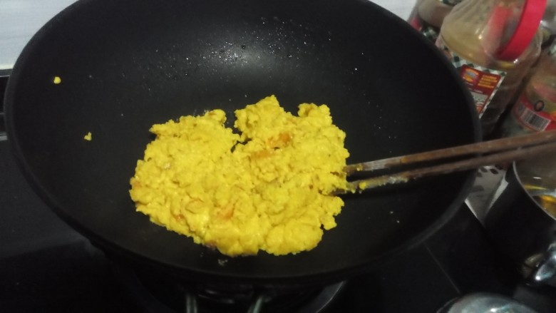 酥香柿子泥,锅中放油,四成热下入柿子泥。翻炒过程中再加两次油,分次加油不要一次性加够。