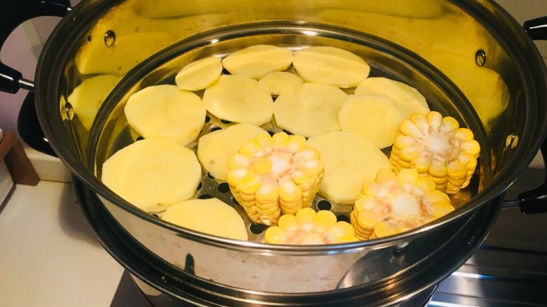 土豆泥三明治,上蒸锅,蒸熟
