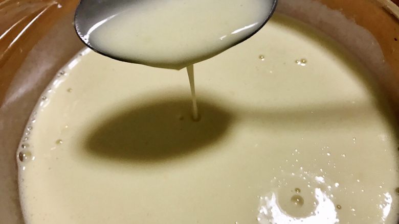 火龙果蛋饼,搅拌成无颗粒,光滑的蛋糊