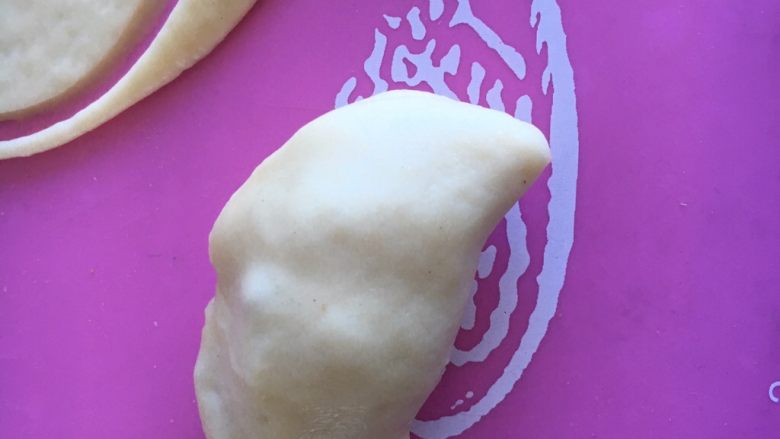 培根芝士面包,对折起来捏合,成为饺子样子