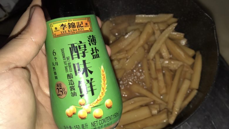 #黑酱油#南乳藕条,一直煮至水快干,试味后再加入酱油、少许盐
