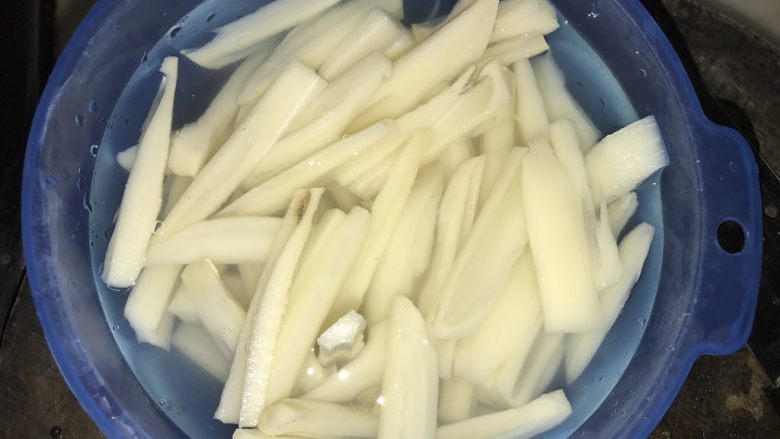 #黑酱油#南乳藕条,用水冲洗去淀粉,洗至水清澈,沥干水份