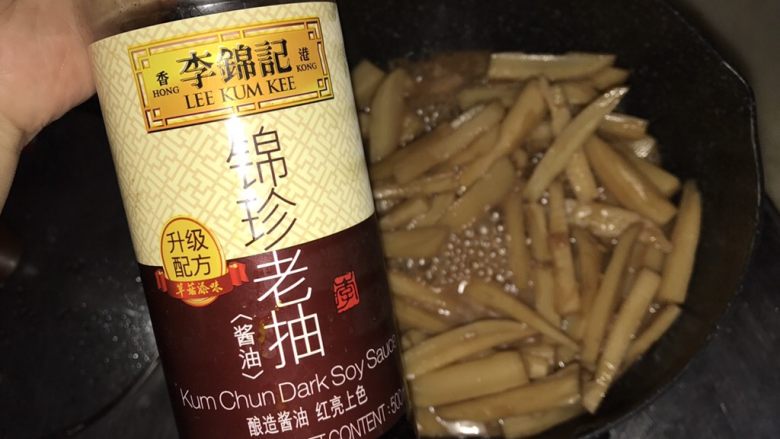 #黑酱油#南乳藕条,加入老抽调色,量不要多。