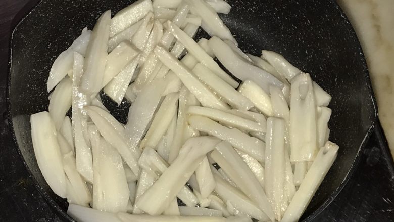 #黑酱油#南乳藕条,锅里加入油,放入藕条翻炒