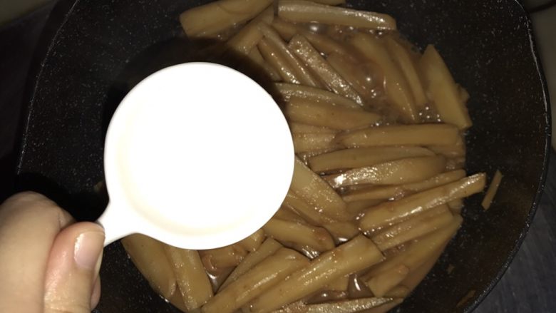 #黑酱油#南乳藕条,用一点淀粉加点水拌匀,边搅拌边倒入莲藕里,逐量倒,汁变浓稠就停止,翻炒到汁粘在藕条上即可熄火。