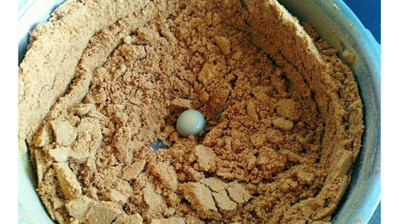 阿胶糕,先把阿胶块放入粉碎机磨成粉,闻一下阿胶粉,好清香的胶香味。