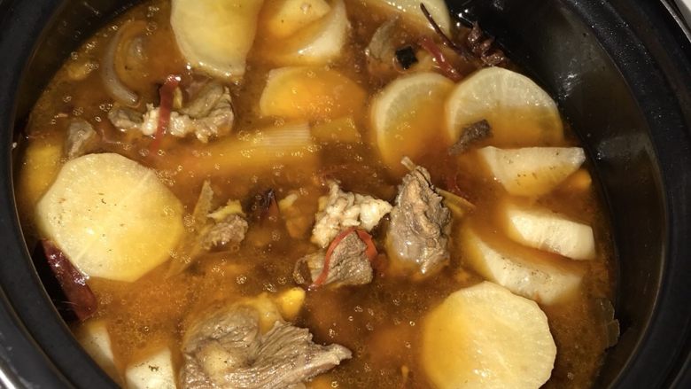 冬季滋补萝卜炖羊排,打开锅盖,香味浓郁,关键是一丁点羊膻味都没有,食欲大增