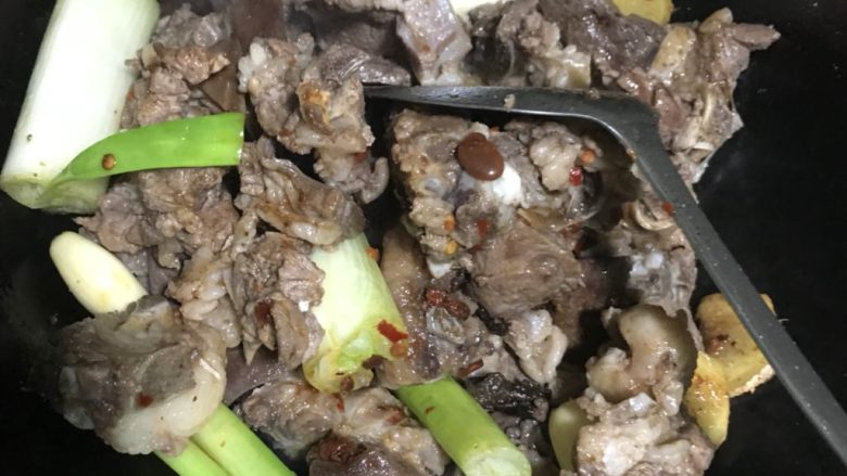 冬季滋补萝卜炖羊排,倒入羊肉、萝卜继续中火爆炒3分钟后加入温水或者开水(不要用冷水,肉会老)水量没过羊肉为宜,煮开