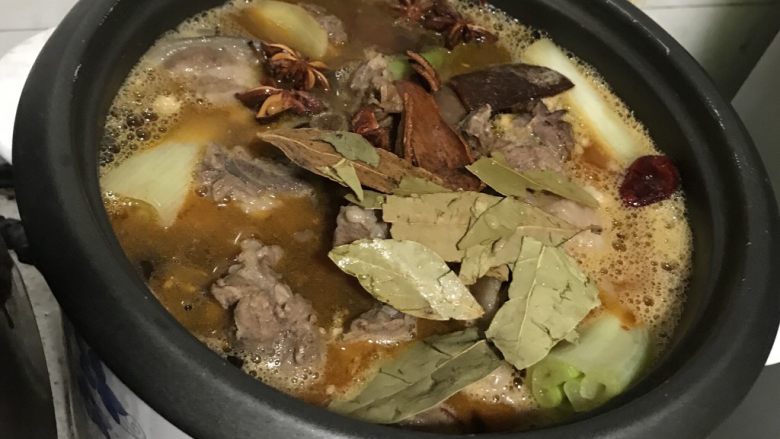 冬季滋补萝卜炖羊排,想要方便的话,倒入老式电饭锅里面炖煮一个小时至肉烂,我喜欢这样因为时间上可以统筹安排,炒锅可以空出来炒其他的菜;如果你刚好时间充裕的话,也可以在炒锅上加盖中小火炖煮一个半小时左右至肉烂即可。