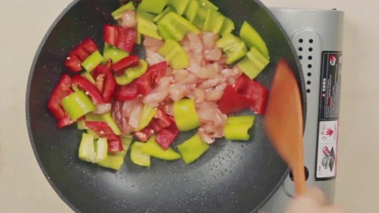 彩椒鸡胸肉减肥便当,放入腌好的鸡丁和彩椒块,翻炒至鸡肉表白;
