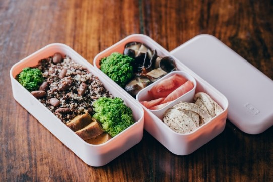 彩椒鸡胸肉减肥便当,也可以根据自己的口味儿搭配西兰花、红薯、山药、蘑菇、水果等,好看又好吃!